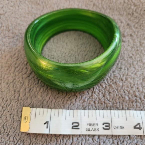Chunky green asymmetrical statement bracelet - Picture 4 of 4